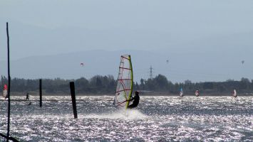Etang de Leucate, Windsurfer im Speedkanal zwischen Ile des Pêcheurs und Cap Coudalère