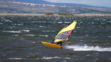 Ile des Pecheurs, Etang de Leucate, windsurfen bei Tramontane 7-9 bft