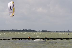 Kitesurfen auf dem Ijsselmeer bei Hindeloopen