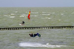 Kitesurfen auf dem Ijsselmeer bei Hindeloopen