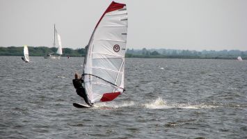 Windsurfer und Segler auf dem Lauwersmeer / Niederlande.