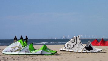 Renesse, Kitesurfen am Strand von Ouddorp