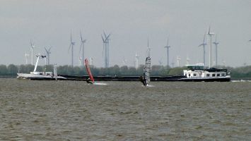 Harderwijk Windsurfen Kitesurfen, Schiffe die mit dem Wind kommen sind ziemlich schnell....